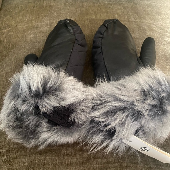 UGG Quilted Smart Mittens - Mismatched Sizes - As Is - Picture 6 of 13